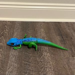 Walking iguana toy